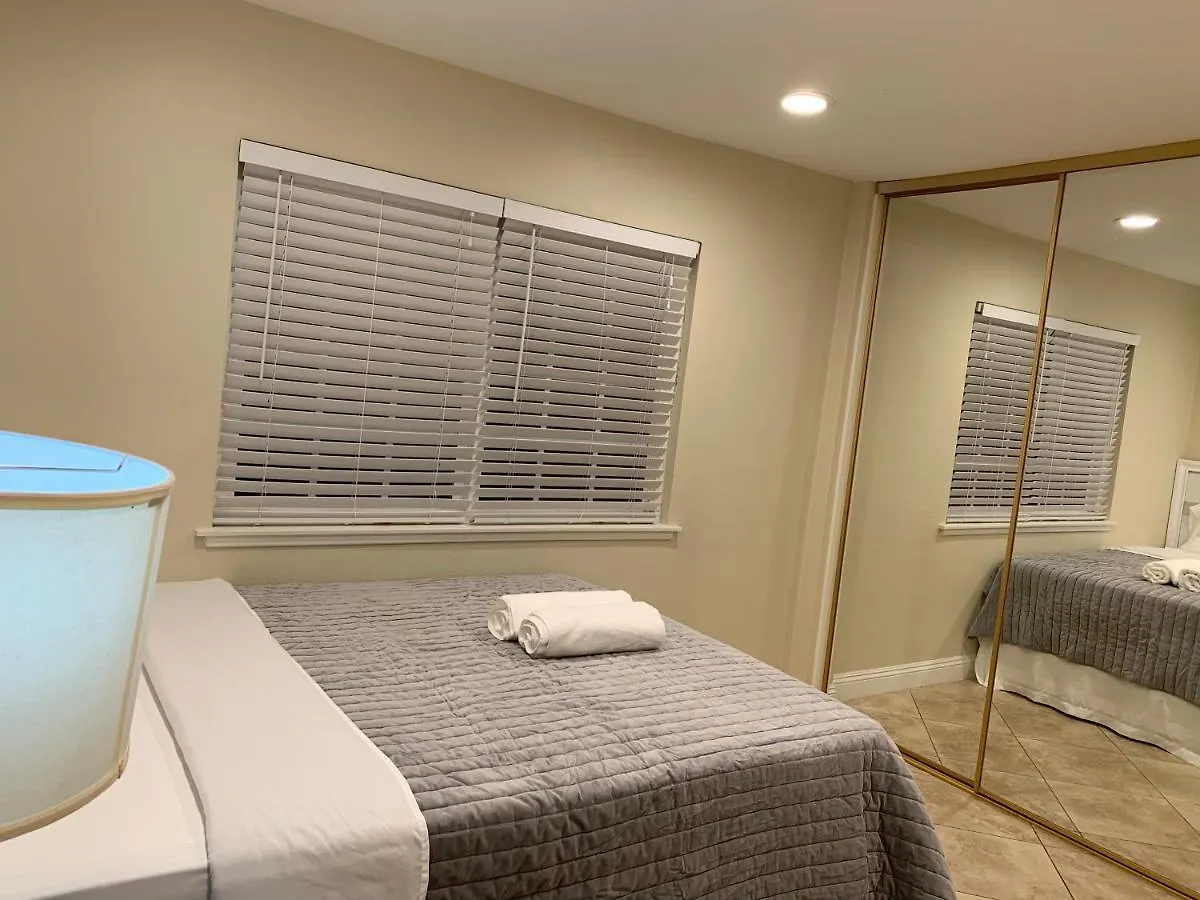 Δωμάτια σε οικογενειακή κατοικία Lovely Room In Private House Near Disneyland Άναχαϊμ
